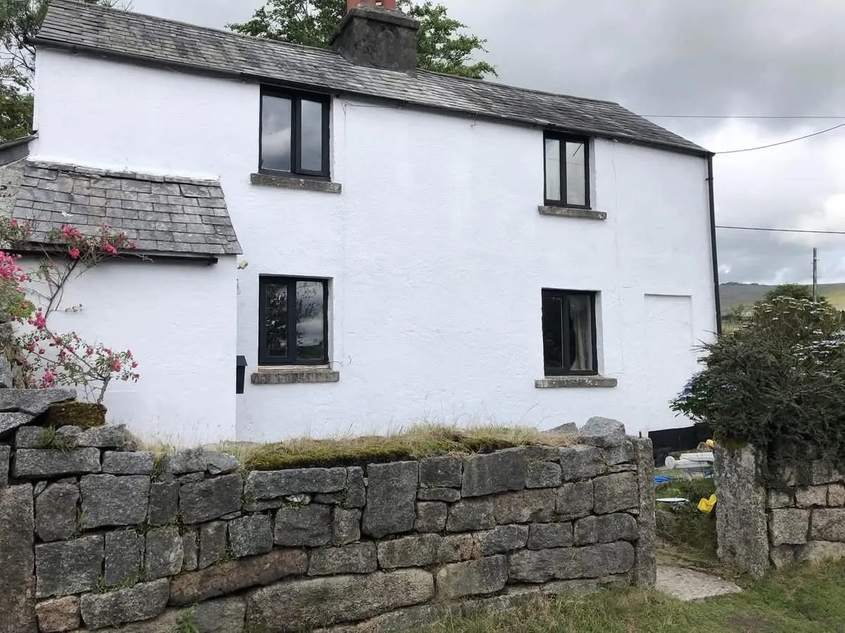 Render repair and exterior repaint of a cottage in Crediton